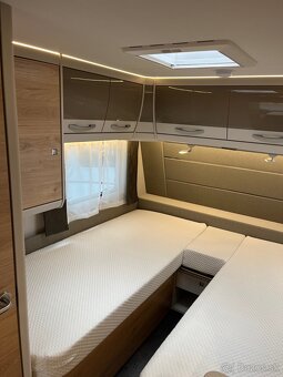 Predám karavan Dethleffs Nomad 460 EL jazdené - 17