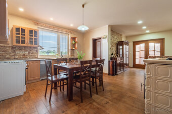 Na predaj zrekonštruovaný rodinný dom v Pate - 17