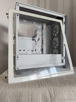 Predám PC skrinku Corsair iCUE 4000X RGB Biela - 17