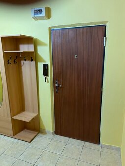 Prenajmem 1-izb. zar. a prerobený byt na sídlisku Stred v PB - 17