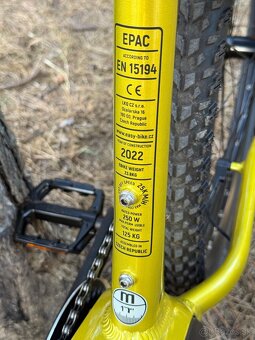 Krásny Easybike Soul - 10 km, metalická limetka, TOP stav - 17