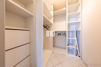 Štýlový 3-izbový byt s loggiou a parkovaním v absolútnom cen - 17