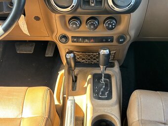 Jeep Wrangler 2012 Unlimited Sport 3.6L V6 A/T - 17