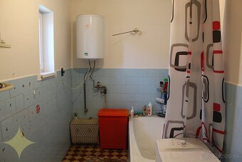 Priestranný rodinný dom s novou strechou - Vinica - 17