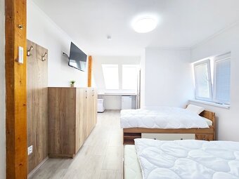 VÝRAZNÁ ZĽAVA Dom / penzión - 2 trojizbové byty plus 5 štúdi - 17
