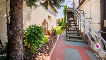 MA/ZOHOR - Rodinný dom s 2 bytovými jednotkami a 3 garážami - 17