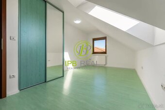 Priestranný rodinný dom s dvojgarážou v Malinove - 17