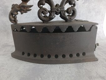 Velká stará atypická a málo běžná žehlička DRAK - 17