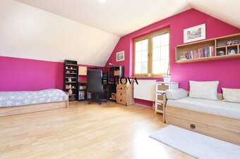 RODINNÝ dom s bazénom a krásnou záhradou - 17