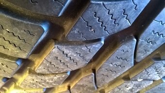 ZIMNÉ 215/60 R17 2 ks FIRESTONE a 2 ks CONTINENTAL cca 7-8mm - 17