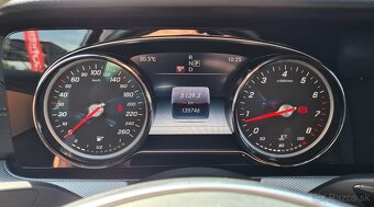 MERCEDES-BENZ E TRIEDA SEDAN 200 4MATIC A/T - 17