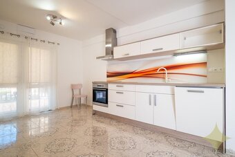 Exkluzívne na predaj krásny rodinný dom so 4mi apartmánmi s - 17