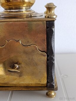 Krásný starožitný mlyncek na kavu, ručně kované sloupky. - 17