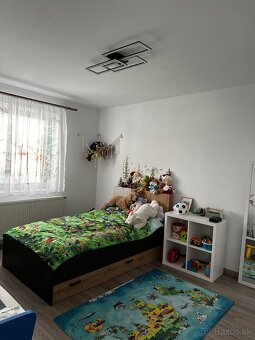 Rodinný dom s bazénom a hosťovským domom - 17