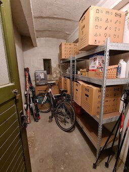 Priestranný zariadený byt so záhradou - 17