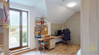 Priestranný dvojpodlažný 6-izbový rodinný dom v Malom Lapáši - 17