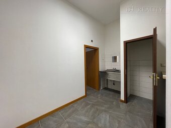 Lukratívne obchodné priestory na prenájom 103 m2, 1x parkova - 17