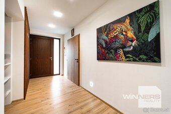 Priestranná novostavba s dvojgarážou v obci Nová Polhora - 17