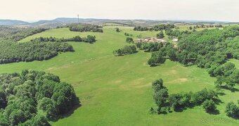 65 HEKTÁROVÝ POZEMOK - POTOK - RODINNÁ USADLOSŤ - 17