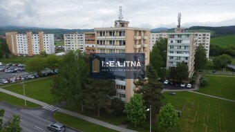 JEDINEČNÝ 3-IZBOVÝ BYT S TROMI LOGGIAMI A BALKÓNOM, 81 M2, D - 17