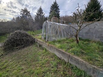 Lukratívny Pozemok 512m² s Murovanou Chatou v Rači pod Lesom - 17