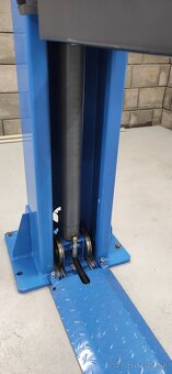 Dvojstlpový zdvihák 4000/5500 kg zdvih 2 m ZÁRUKA - 17