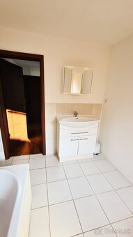 Moderný 5-izbový dvojpodlažný rodinný dom v Rovinke (dvojdom - 17