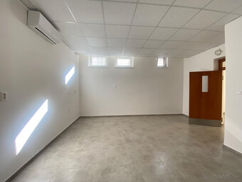Na prenájom väčší obchodný priestor 230 m² v suteréne v širš - 17