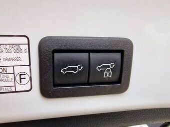 Toyota Corolla Cross 1.8 Hybrid Style e-CVT 140k (v Záruke) - 17