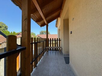 Veľký RD s bazénom v obci Petrova Ves - 2 samostatné bývania - 17