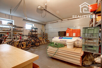 Na predaj 4- izbový rodinný dom s dvojgarážou a záhradným do - 17