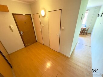 NA PREDAJ 2 IZB. BYT PREROBENÝ NA 3 IZB., 64M2, ŠTEFÁNIKOVA  - 17