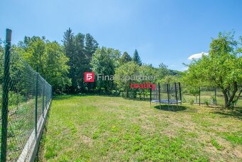 Ponúkame na predaj 5 izb. rodinný dom s garážou na pozemku 9 - 17
