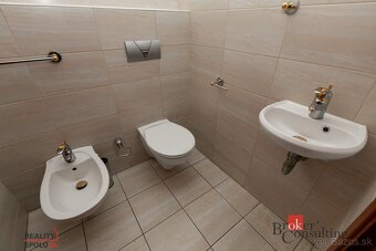 8-izbový RD, BAZÉN, DVOJGARÁŽ - VHODNÝ AJ AKO SÍDLO FIRMY - 17