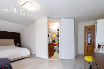 Priestranný rodinný dom s balkónmi a garážou v Barci - 17