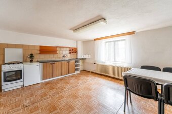 GYŇOV: Priestranný tehlový 6 izbový  rodinný dom, pozemkok 6 - 17