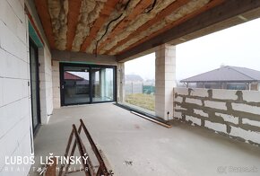 REZERVOVANÝ - Rodinný dom s úžit. ploch. 300m2, obec Nemešan - 17