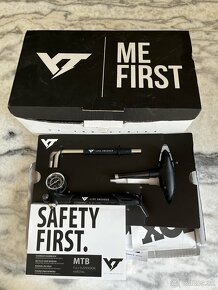 YT Capra 27 CF Pro Race L enduro - 17