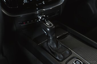Volvo XC60 D4 Momentum AWD A/T - 17