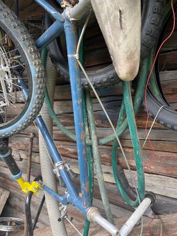 Závodný bicykel peugeot s odznakom - 17