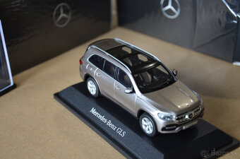 1:43 Mercedes - 17