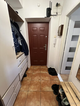 Na predaj 2 izbový útulný,zrekonštruovaný byt s balkónom a k - 17