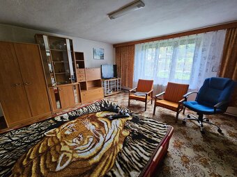 PREDAJ: Priestranný 2-generačný rodinný dom s potenciálom a  - 17