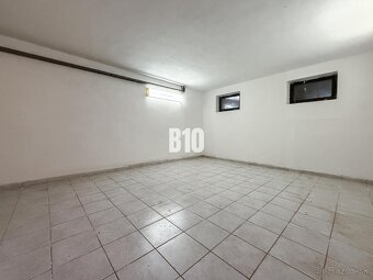 Priestranný rodinný dom s garážou na veľkom pozemku v obci V - 17