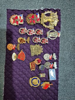 Sbierka odznakú a vyznamenání cca 2100ks - 17