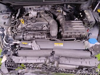 VW Touran 1.5 TSI havarovaný - 17