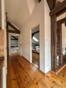 Štýlový podkrovný byt v historickom centre s terasou - 17