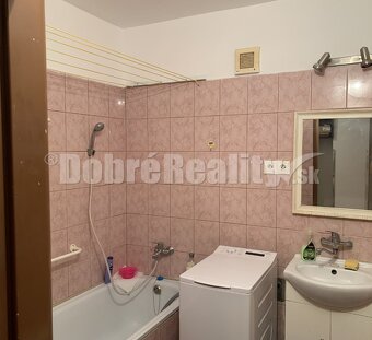 ZNÍŽENÁ CENA  - Väčší 1 izb. byt na vyvýšenom prízemí v N - 17