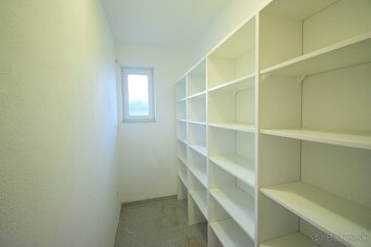 PRIESTRANNÝ BUNGALOV S GARÁŽOU NA PEKNOM ROŽNOM POZEMKU - 17
