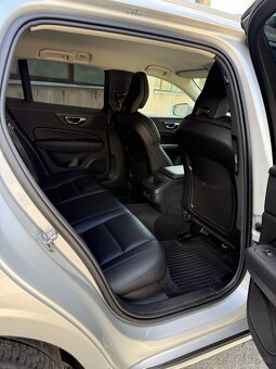 Volvo V60 B4 Momentum Pro - 17